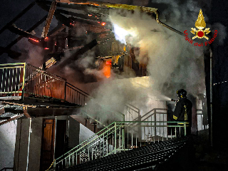 A fuoco una casa nel Torinese, una persona ustionata